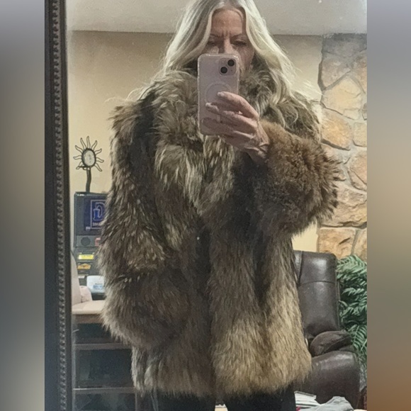 Authentic coyote fur coat - Picture 10 of 10